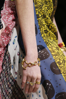 Details Christian Dior , Details Dior Fall 2018 Ready-to-Wear , Детали показа Кристиан Диор , Детали показа Диор осень зима 2018 , Fashion show , неделя моды в Париже , PFW , Мария Грация Кьюри , Mainstyles